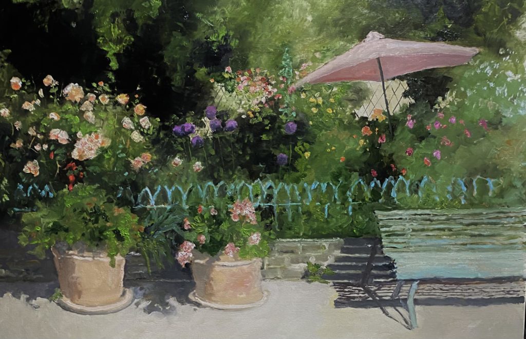 jardin fleuri avec banc vert et parasol rose