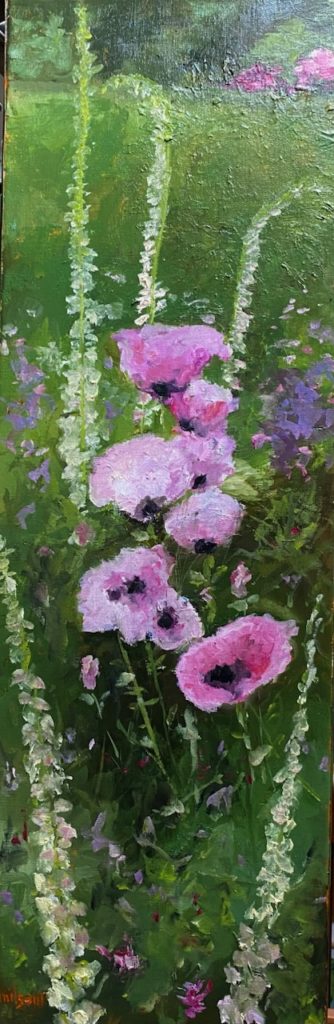 fleurs mauves et blanches dans un champs vert