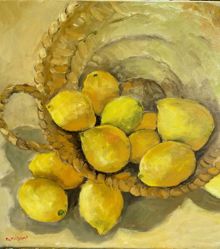 Plusieurs citrons bien jaunes tombent d'un panier en osier qui est renversé