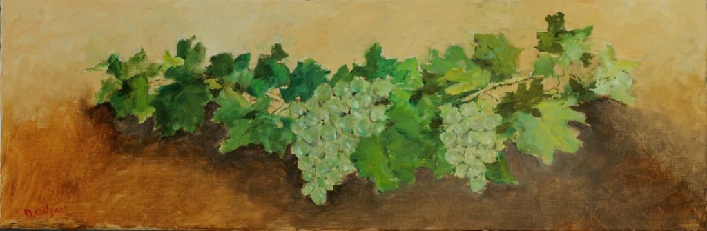 branche de vigne portant des grappes de raisin, posée sur une table