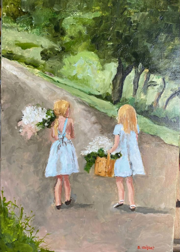 2 petites filles portant des paniers remplis de fleurs, marchent de dos sur chemin de campagne