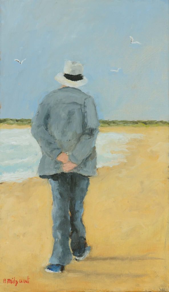 Homme de dos, marchant le long de la mer. Les mains dans le dos et un chapeau sur la tête.